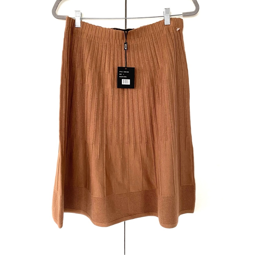 MILANO Elegant Camel Knit Pleated Skirt! 🍂 - Picture 6 of 14